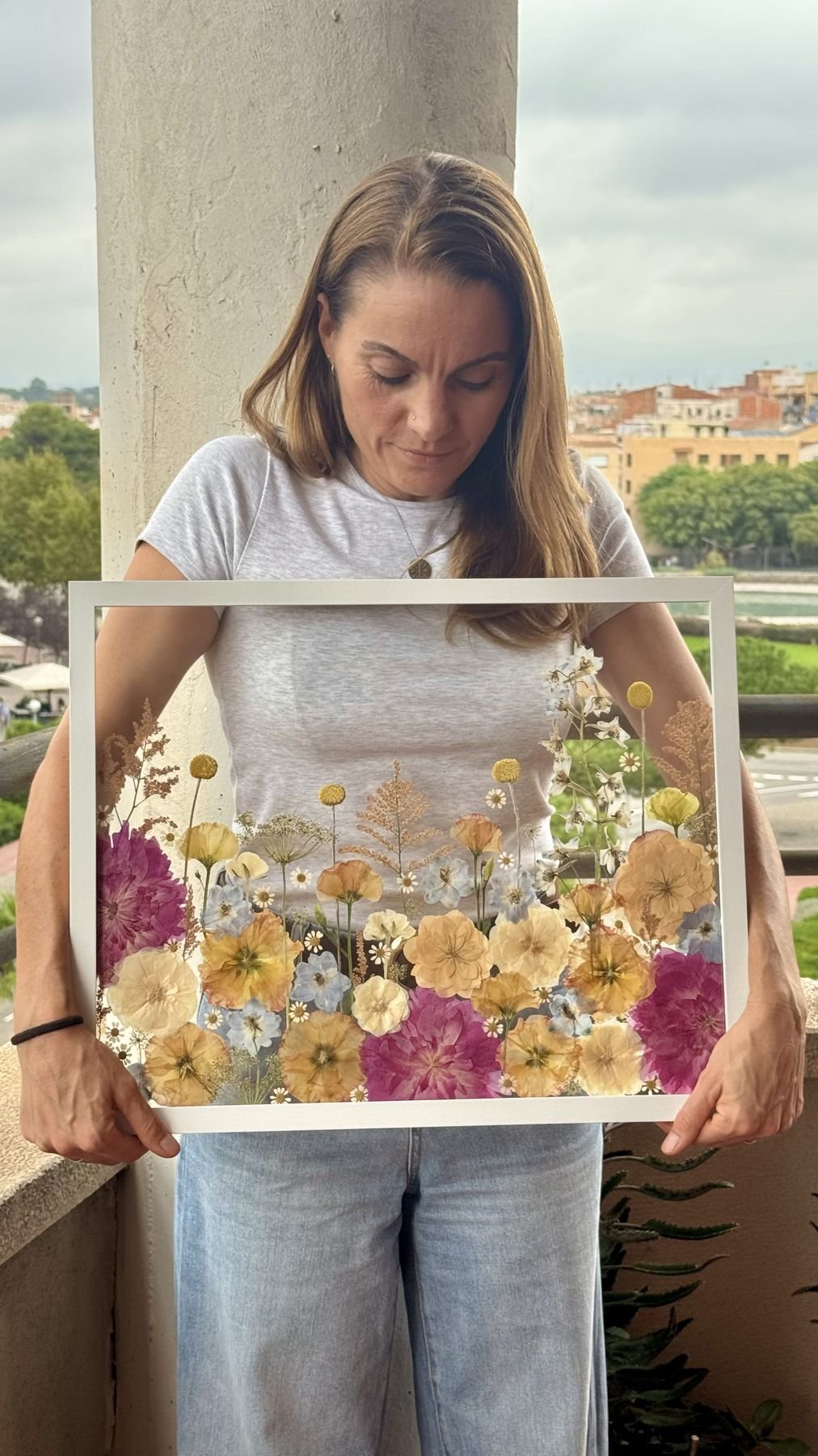 La artesana de Floreneta con uno de sus cuadros en una terraza