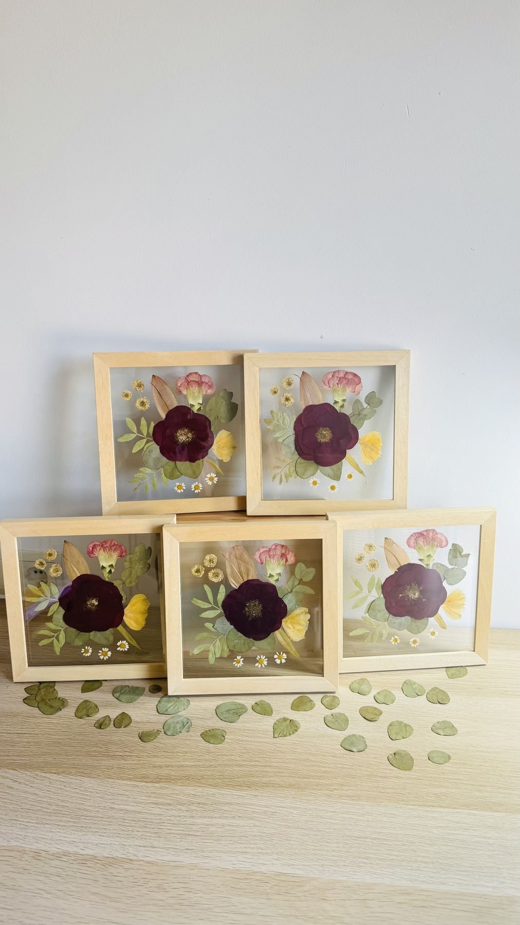 Cinco mini-marcos de madera con flores prensadas
